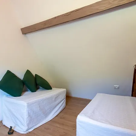 Villa Saint-chamassy Sleeps 7 With Pool